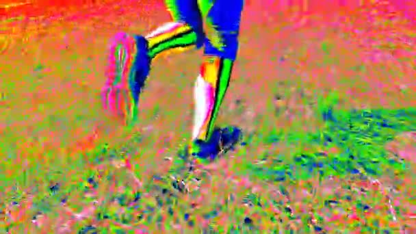 달리고 다리의 촬영은 색상의 온도를 줍니다 카메라는 사람의 움직이는 모습을 — 비디오