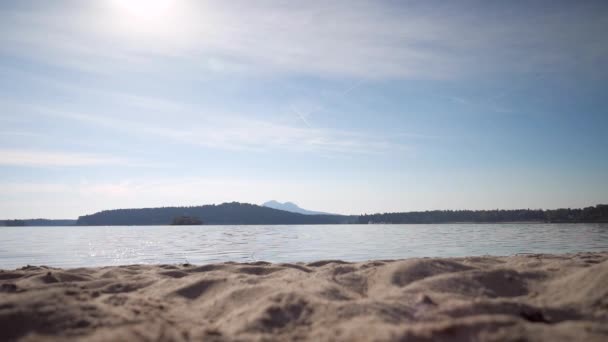 穿着健美衣服的男人在沙滩上奔跑 身穿紧身裤和黄色运动衫的运动员在湖边慢跑 慢动作 — 图库视频影像