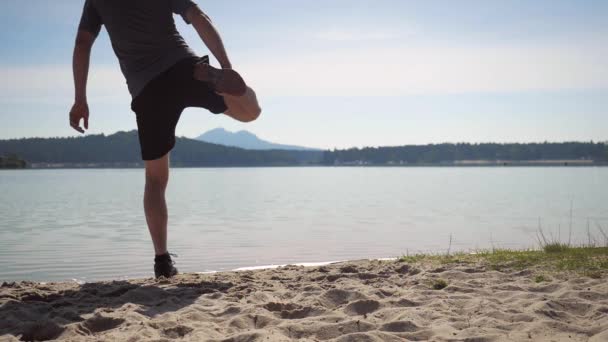 Jogging Man Run Empty Beach Lake Correr Forma Hombre Mediana — Vídeo de stock