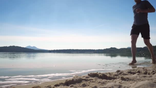 Deportista Corriendo Hace Ejercicio Aire Libre Lago Estanque Sol Mañana — Vídeo de stock