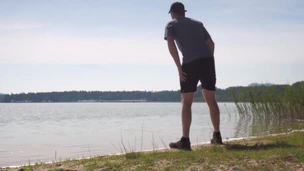 Sportman Die Zich Uitstrekt Bij Het Meer Running Man Stoppen — Stockvideo