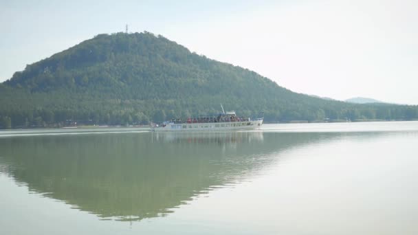 Tour Lac Bateau Touristique Avec Des Personnes Bord Sur Machovo — Video