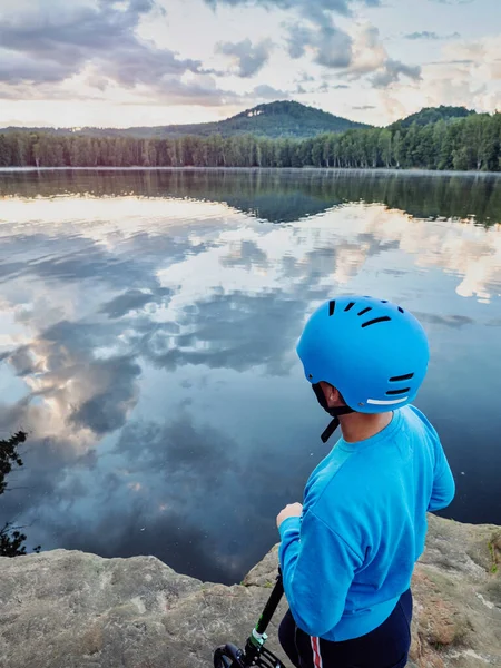 Ragazzo Carino Con Casco Pattinatore Blu Arrivato Spingere Scooter Lago — Foto Stock