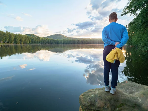 Garçon Bleu Portant Une Serviette Jaune Des Lunettes Natation Dans — Photo