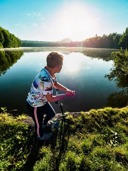 Menino Cabelo Loiro Com Scooter Fica Caminho Parque Longo Lago — Fotografia de Stock