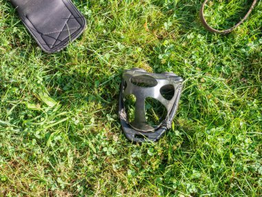  Eyeri değiştiriyorum. İngiliz atının otların arasındaki plastik üzengi ve deri şeritler..