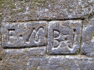 Kum taşı ocağı ve çevresindeki arazinin sahibini gösteren eski oyma rakamlar ve mektuplar. Tarihi arazi sınırları