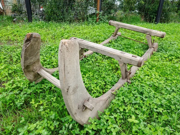 馬車の助けを借りて森から木材を輸送するための典型的な木製のそり — ストック写真