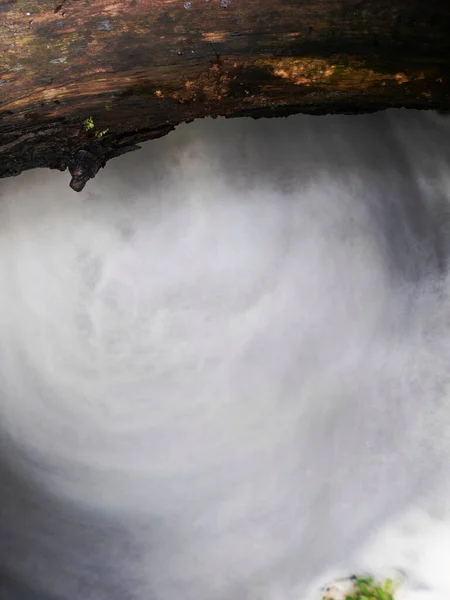 Beyaz Girdap Dağ Deresinde Baloncuk Izleri Soğuk Kayalar Arasında Akıyor — Stok fotoğraf