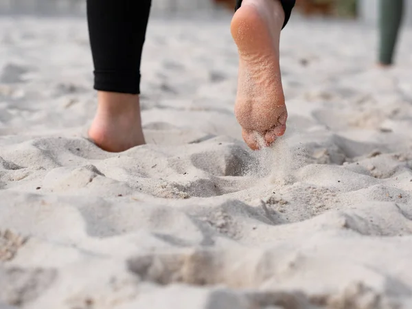 女子10代のビーチバレー選手の足と足を移動します 屋外裁判所の白い砂 — ストック写真