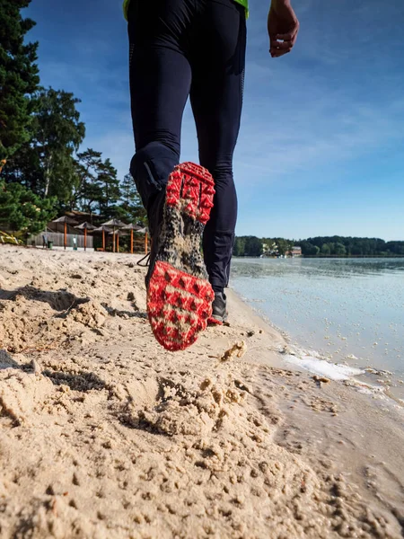 Poranny Trening Kondycyjny Plaży Sylwetka Biegającej Postaci Wzdłuż Plaży Morskiej — Zdjęcie stockowe