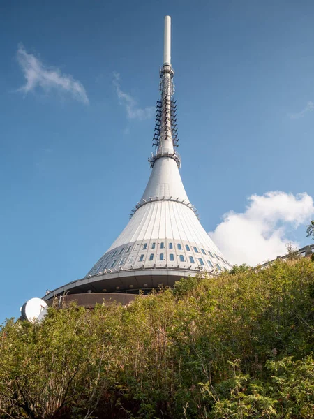 ジェストタワーはユニークな建築物です チェコ共和国リベレツ町ジェスト山の頂上にあるホテルとテレビの送信機 — ストック写真