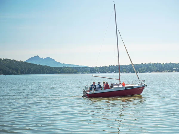 Doksy Tchecoslováquia Setembro 2020 Família Lancha Lago Machovo Com Bezdez — Fotografia de Stock