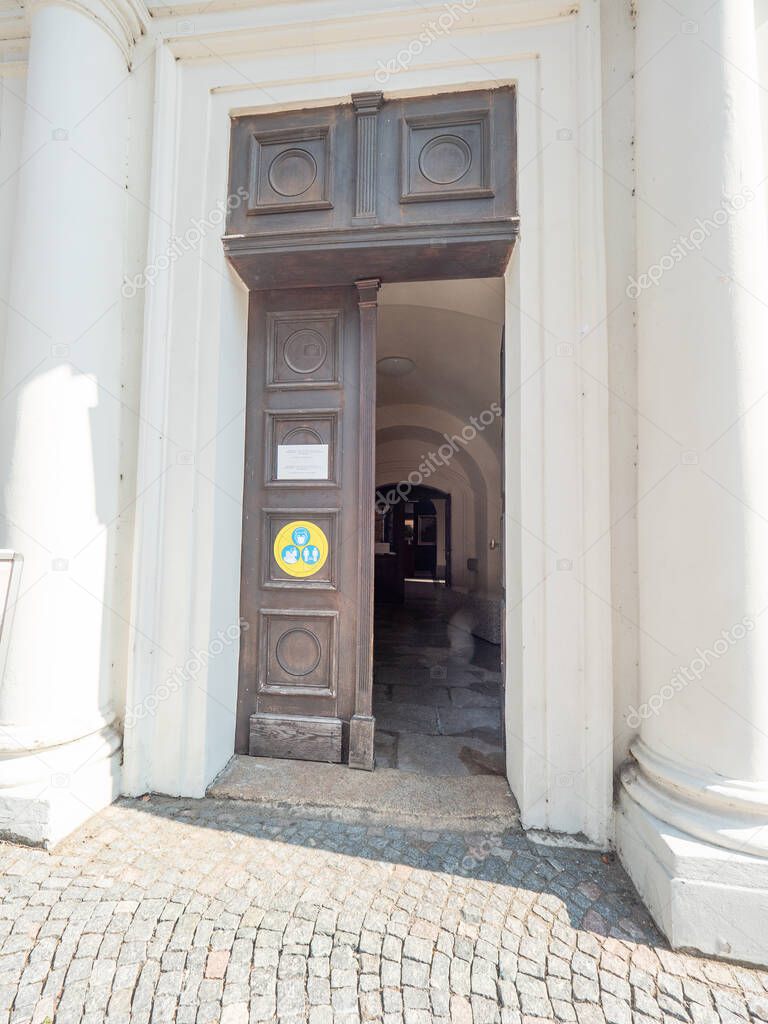 Iglesia Católica puerta abierta con regulación de letreros para proteger  debido a COVID-19. 2023