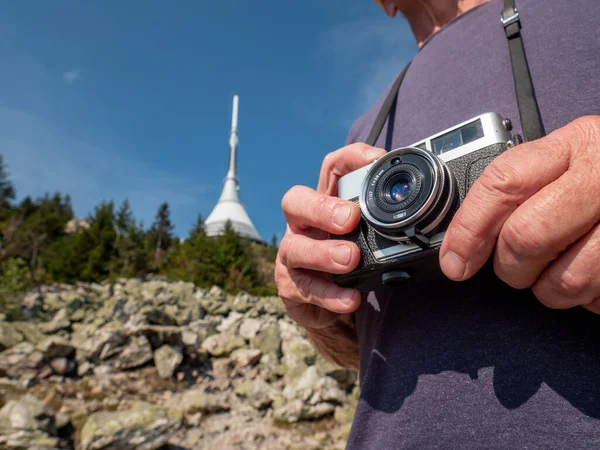 ハイキング中に男性の手を閉じるヴィンテージフィルムカメラ 観光客 休暇中にアナログカメラで写真を撮る旅行者 — ストック写真