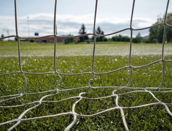 足球运动和装备的概念 在球场上接近足球进球 — 图库照片