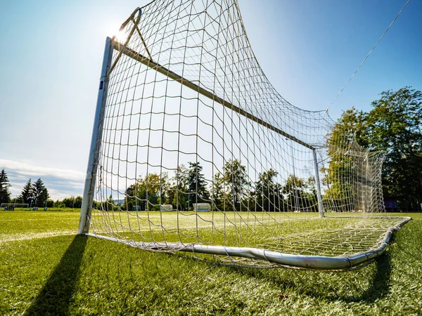 Podívej Přes Síť Fotbalové Hřiště Fotbalovém Stadionu Fotbalové Hřiště Zelenou — Stock fotografie