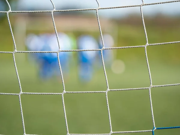 Podívej Přes Síť Fotbalové Hřiště Fotbalovém Stadionu Fotbalové Hřiště Zelenou — Stock fotografie