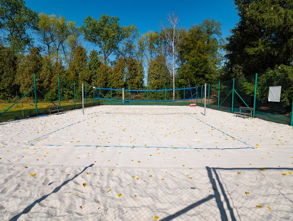 Geschlossener Beachvolleyballplatz Der Herbstsaison Herbstwetter Und Herabgefallenes Laub Auf Weißem — Stockfoto