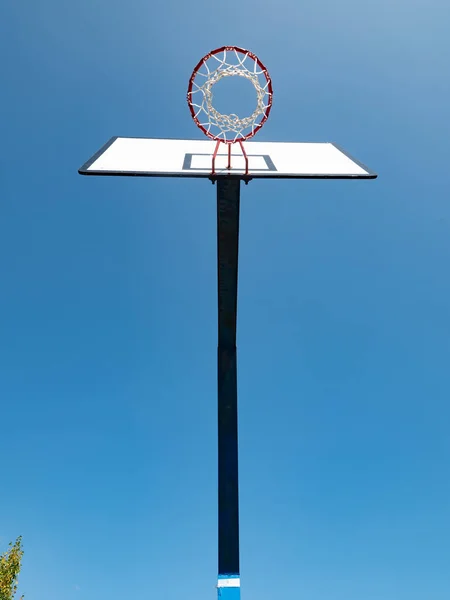 Basketballkorb Freien Park Blauer Himmel Hintergrund — Stockfoto