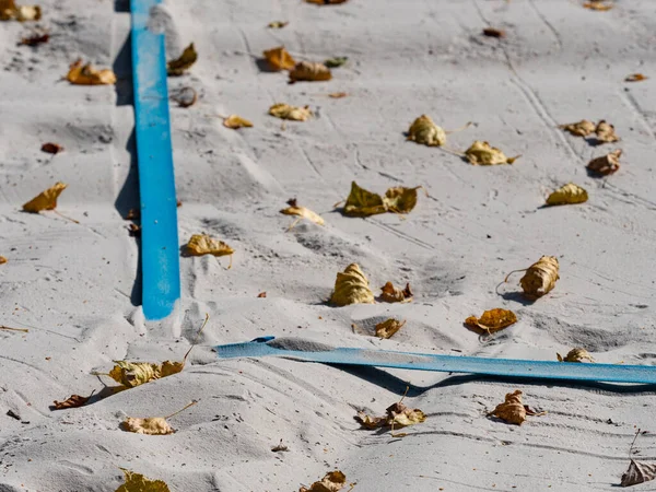 Fallna Höstlöv Den Vita Sanden Beachvolleybollplan Park Hösten — Stockfoto