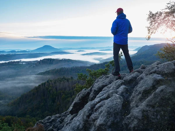 Uomo Guarda Fitta Nebbia Nella Valle Dal Punto Vista Roccioso — Foto Stock