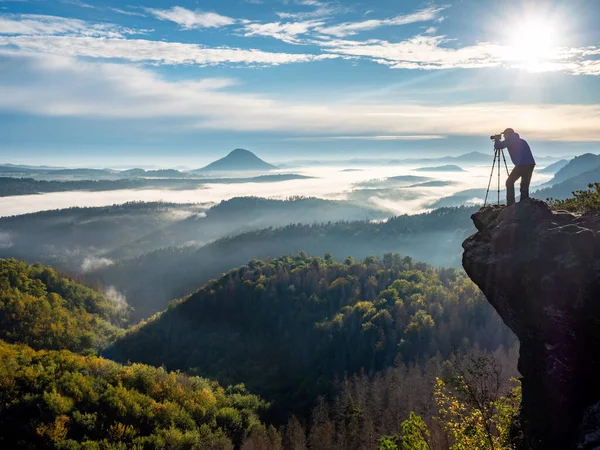 Homem Segurando Câmera Suas Mãos Fazendo Fotos Das Montanhas Durante — Fotografia de Stock