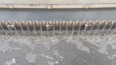 Şehrin atık su arıtma işlemi sırasında ikincil tortu tankının çatalları. Atık su arıtma tesisi..