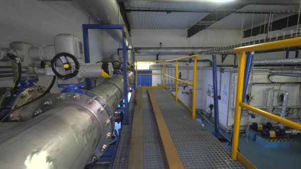 Trabalhador Verifica Válvulas Atrás Dos Compressores Circuito Biogás Alta Pressão — Vídeo de Stock