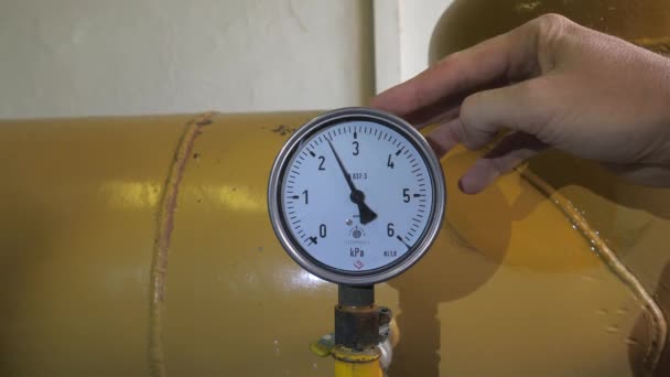 Manómetro Gas Tubo Amarillo Muestra Vibración Prensa Sistema Mano Masculina — Vídeos de Stock