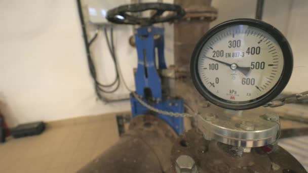 生産ライン上の古いバー圧力計で狭いの振動 2020年9月3日 ポーランドのクラクフ 黒い矢印のガス管理計 — ストック動画