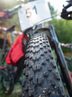 Ravanec, Çek Cumhuriyeti - 23 Ağustos 2020. Samuel XC triatlon etkinliği. Hazırlanmış MTB veya yürüyüş döngüleri ile hobi yarışının tanıtımı.