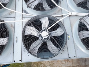 Biyogaz güç santralinde soğutucu fan dönüşü. Üreme ünitesinin soğutulması. Su arıtma tesisi atığından alternatif enerji işleminin endüstriyel binası.