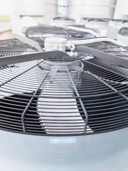 Luftkonditioneringsaggregatets Fläkt Roterar Industriellt Luftkonditioneringssystem Väggen Utomhus — Stockfoto
