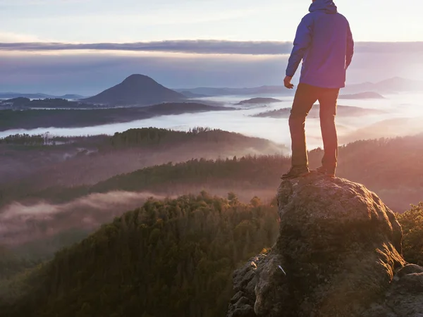 Mens Blijft Een Scherpe Rotspiek Boven Zware Mist Tevreden Wandelaar — Stockfoto