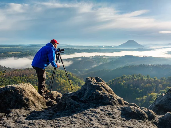 Pracující Fotograf Horách Příroda Fotograf Cestovatel Fotografování Krásné Ranní Krajiny — Stock fotografie