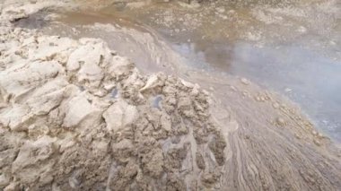 Muazzam beton dairesel tortu tankındaki köpüğün ayrıntıları. Su istasyonunda yerleşen su, arıtma..