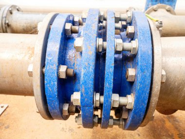 Yeraltı şaftındaki yüksek basınçlı tüp flankslarının kontrolü. Bağlantı üyesi 