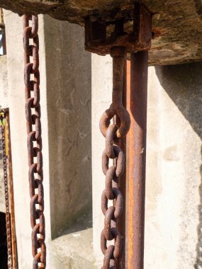 Eski paslı zincirli ve tekerlekli. Çarkçılar baraj kapaklarını kontrol eder, su kavramını kurtarır