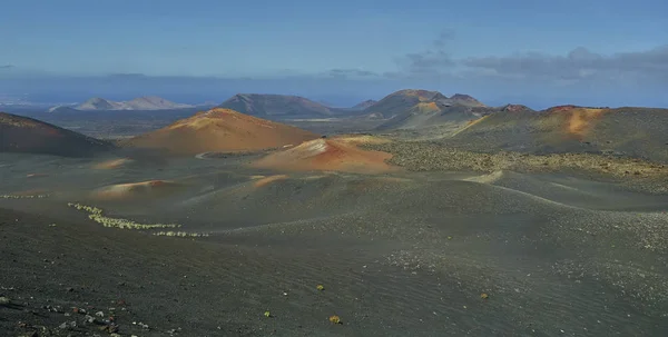 Sopečná krajina v národním parku Timanfaya na ostrově Lanzarote na Kanárských ostrovech ve Španělsku — Stock fotografie