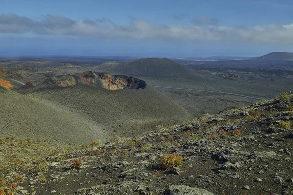 Vulkaniskt landskap i Timanfaya nationalpark på Lanzarote Island på Kanarieöarna i Spanien — Stockfoto