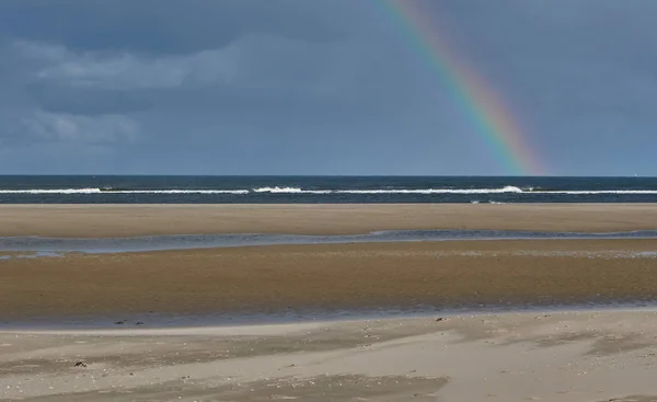 Arco-íris na ilha de wangerooge no mar do norte na alemanha — Fotografia de Stock