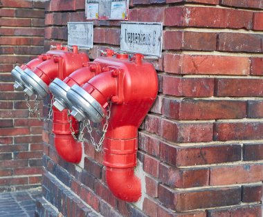 Berlin, Almanya - 29 Kasım 2018: kırmızı çift sulu tuğla duvar görünümünde yandan