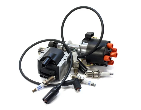 Beyaz arka plandaki arabalar için parçalar. Çeşitli -likte.