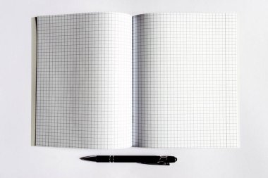 Üst görünüm İşaretli Defter, beyaz arka planda siyah bir kalem. Metin için yer. Boşluğu kopyala. Reklam panosu..