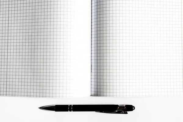 Kariertes Notizbuch Mit Schwarzem Stift Auf Weißem Hintergrund Platz Für — Stockfoto