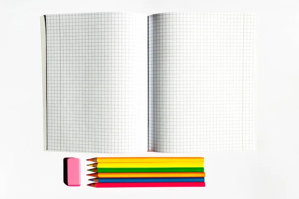 Bovenaanzicht Gekleurde Potloden Gum Geruite Notebook Wit Papier Kopieer Ruimte — Stockfoto