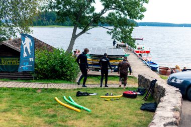 Plateliai Litvanya 08 24 2020 Scuba 2 dalgıçları bir dalıştan sonra yolda yürüyorlar