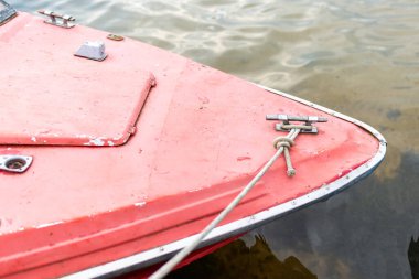 Üst manzara Suda uzanan kırmızı bir kanonun burnu