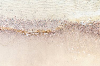 Üst manzara Kumlu sahilde beyaz köpükle denizin yumuşak dalgası. Boşluğu kopyala